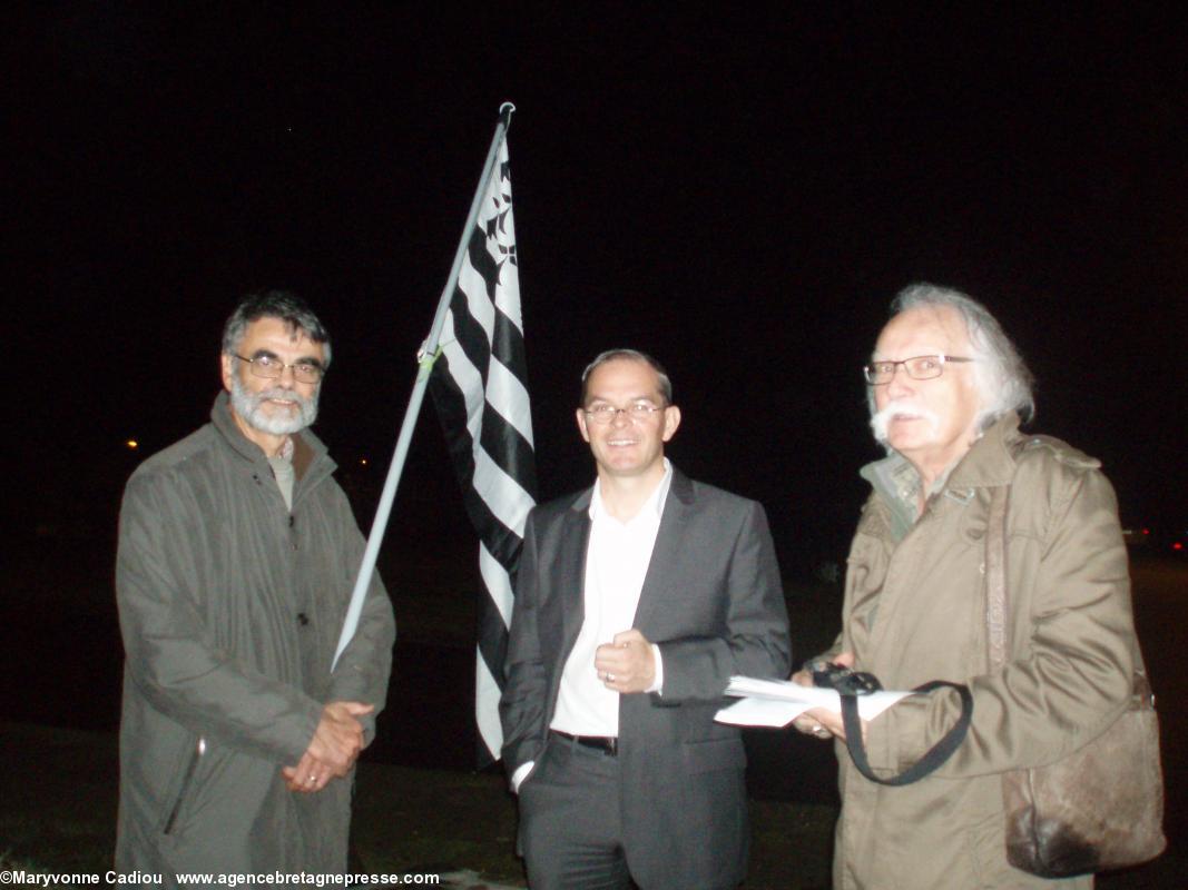 Gourin. Alan Le Gal (drapeau) et Iffig Cochevelou du Comité de Lorient de Bretagne Réunie expliquent la situation à David Le Solliec maire de Gourin. Gourin. Alan Le Gal (drapeau) et Iffig Cochevelou du Comité de Lorient de Bretagne Réunie expliquent la situation à David Le Solliec maire de Gourin.
