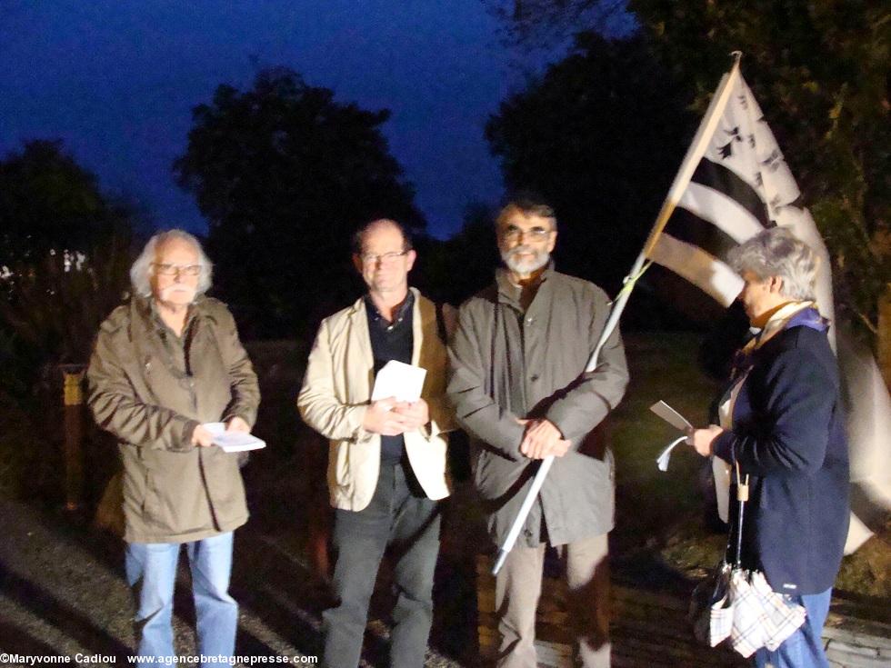 Gourin. En compagnie de Yann-Fañch Jacq pour le journal en breton Ya ! (veste claire) une partie du comité de Lorient distribuant des tracts. Iffig Cochevelou à gauche, Alan Le Gal (drapeau) et Catherine Latour. Gourin. En compagnie de Yann-Fañch Jacq pour le journal en breton Ya ! (veste claire) une partie du comité de Lorient distribuant des tracts. Iffig Cochevelou à gauche, Alan Le Gal (drapeau) et Catherine Latour.