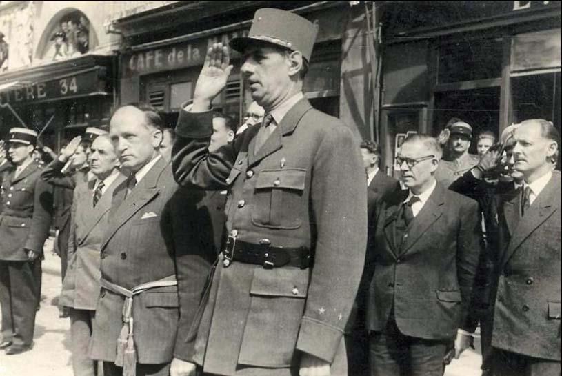 Cette place est chargée de symbole puisque c’est à Quimper que le Général de Gaulle a prononcé son premier discours d’homme d’’Etat le 22 juillet 1945 et sur cette place qu’il a prononcé aussi son tout dernier discours en tant que chef d’Etat le 2 février 1969 sur la régionalisation et la réforme du Sénat (a réécouter pour son étonnante actualité…). C'est aussi ce jour-là qu’il confirme le fameux Plan routier breton qui est à l’origine de
la contestation sur l’Ecotaxe. C’est aussi là qu’il a déclamé ces vers en breton extrait des poèmes écrits un siècle auparavant par son grand oncle le celtisant Charles de Gaulle ; « Va c’horf zo dalch’het, med daved hoc’h nij va spered, vel al labous, a denn askel, nij da gaout he vreudeur a bel. » « Mon corps est retenu mais mon esprit vole vers vous, comme l’oiseau à tire d’aile vole vers ses frères qui sont au loin. ».