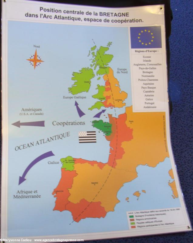Kreabreizh propose en poster plastifié deux cartes, dont celle de l'Arc atlantique, dessinées par Raphaël Vinet pour un livre de Per-Yves Le Rhun. AG 2013 de Bretagne Réunie. Kreabreizh propose en poster plastifié deux cartes, dont celle de l'Arc atlantique, dessinées par Raphaël Vinet pour un livre de Per-Yves Le Rhun. AG 2013 de Bretagne Réunie.