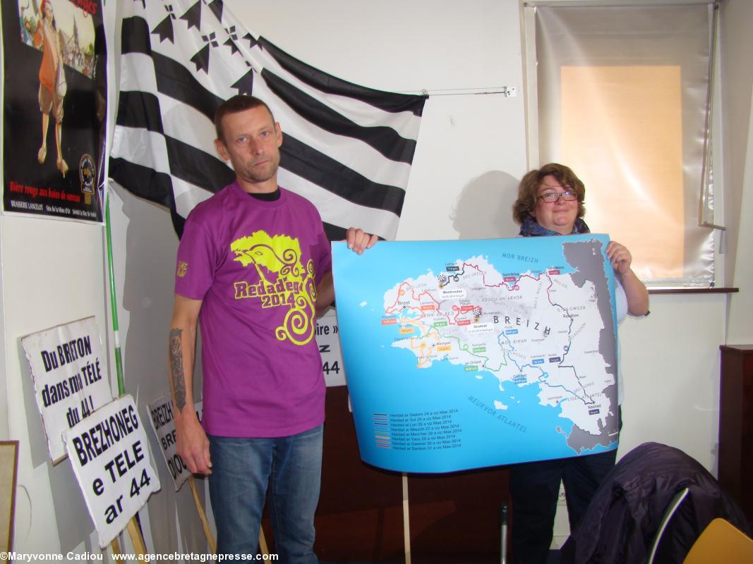 Korin Rotach et le mannequin Kevin (cl Redon) présentent la carte et le t-shirt de la Redadeg 2014. AG 2013 de Bretagne Réunie. Korin Rotach et le mannequin Kevin (cl Redon) présentent la carte et le t-shirt de la Redadeg 2014. AG 2013 de Bretagne Réunie.