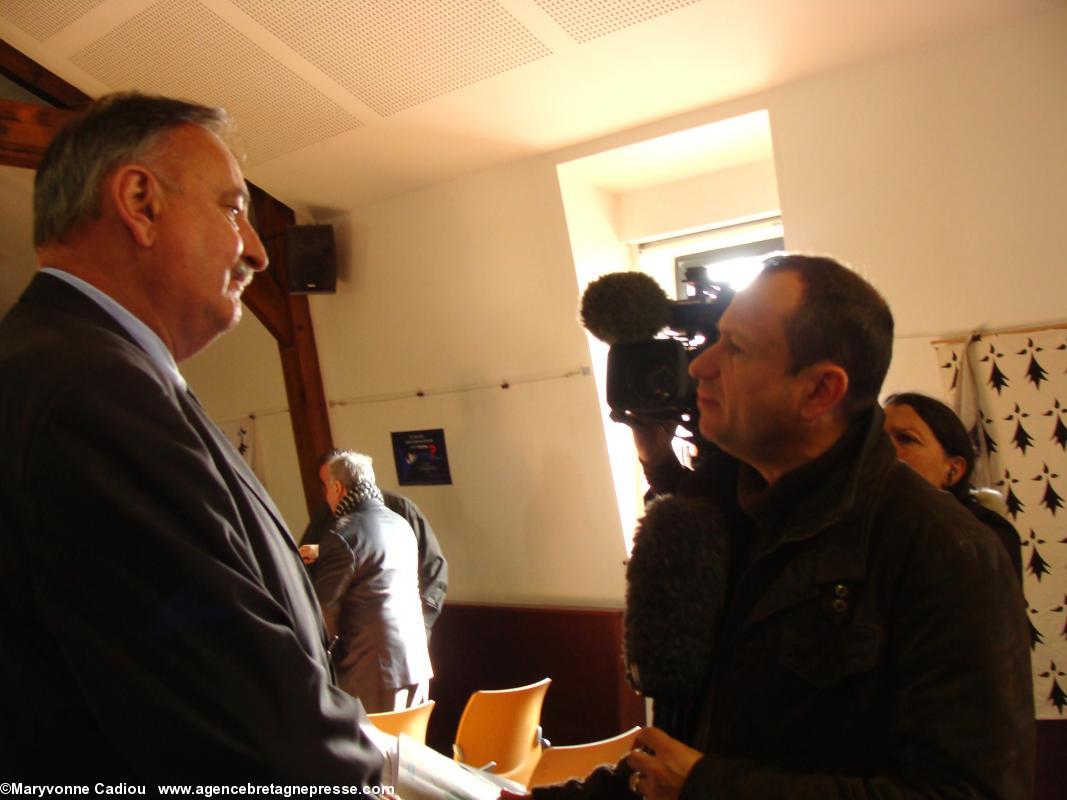 Jean-François Le Bihan en interview pour France 3 PDL. AG 2013 de Bretagne Réunie. Jean-François Le Bihan en interview pour France 3 PDL. AG 2013 de Bretagne Réunie.