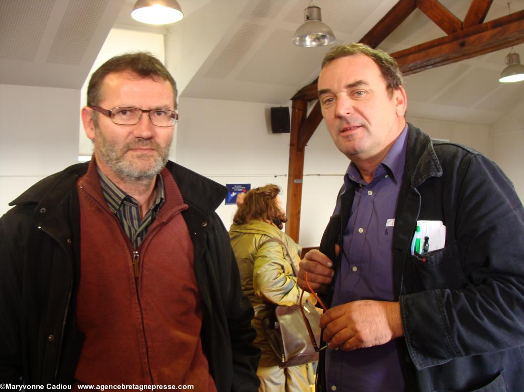 Gilbert Deshayes (cl Nantes) et Philippe Renaud (cl Pays de La Mée). AG 2013 de Bretagne Réunie. Gilbert Deshayes (cl Nantes) et Philippe Renaud (cl Pays de La Mée). AG 2013 de Bretagne Réunie.