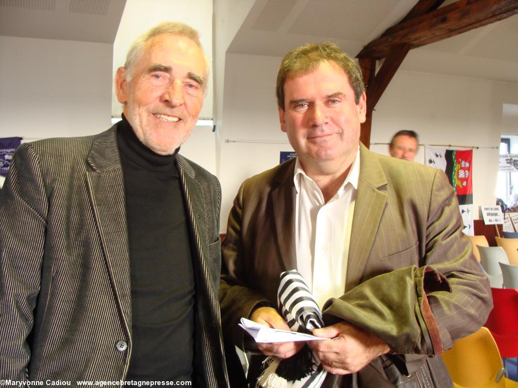 Émile Caër en connaît beaucoup sur l'économie en Bretagne (voir note 2). Un peu de temps avec Christian Troadec. AG 2013 de Bretagne Réunie. Émile Caër en connaît beaucoup sur l'économie en Bretagne (voir note 2). Un peu de temps avec Christian Troadec. AG 2013 de Bretagne Réunie.