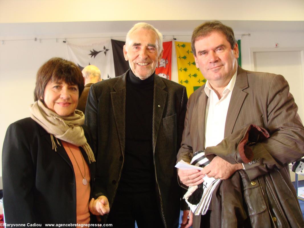 Danièle Floc'hlay-Novello réside maintenant à Saint-Malo où s'est monté un comité local de Bretagne Réunie. Ici avec Émile Caër et Christian Troadec. AG 2013 de Bretagne Réunie. Danièle Floc'hlay-Novello réside maintenant à Saint-Malo où s'est monté un comité local de Bretagne Réunie. Ici avec Émile Caër et Christian Troadec. AG 2013 de Bretagne Réunie.