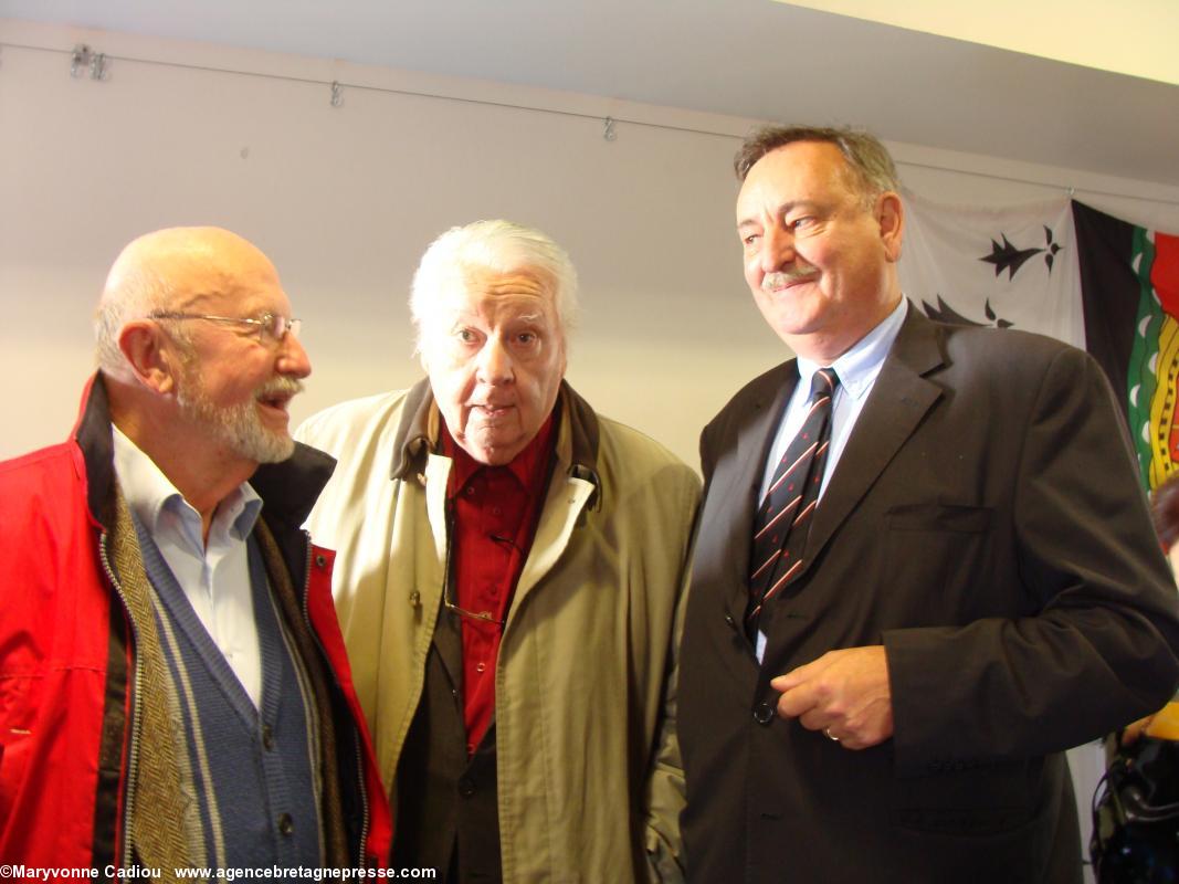 Yves Lainé, Jean-Yves Bourriau ancien président de Bretagne Réunie et Jean-François Le Bihan, le président actuel. AG 2013 de Bretagne Réunie. Yves Lainé, Jean-Yves Bourriau ancien président de Bretagne Réunie et Jean-François Le Bihan, le président actuel. AG 2013 de Bretagne Réunie.