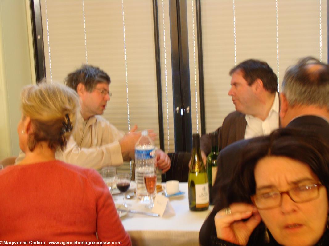 Émile Granville (élu de Redon et cl BR) pendant le repas avec Christian Troadec. AG 2013 de Bretagne Réunie. Émile Granville (élu de Redon et cl BR) pendant le repas avec Christian Troadec. AG 2013 de Bretagne Réunie.