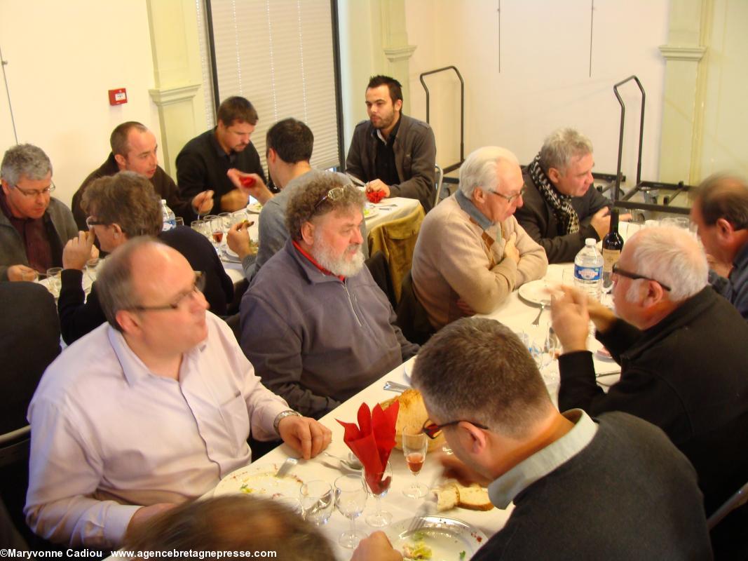 Pendant le repas, la salle en panoramique. AG 2013 de Bretagne Réunie. Pendant le repas, la salle en panoramique. AG 2013 de Bretagne Réunie.