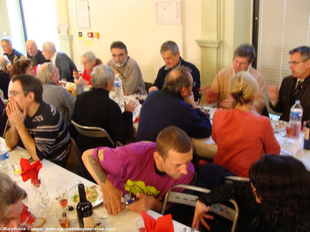 Pendant le repas. AG 2013 de Bretagne Réunie. Pendant le repas. AG 2013 de Bretagne Réunie.
