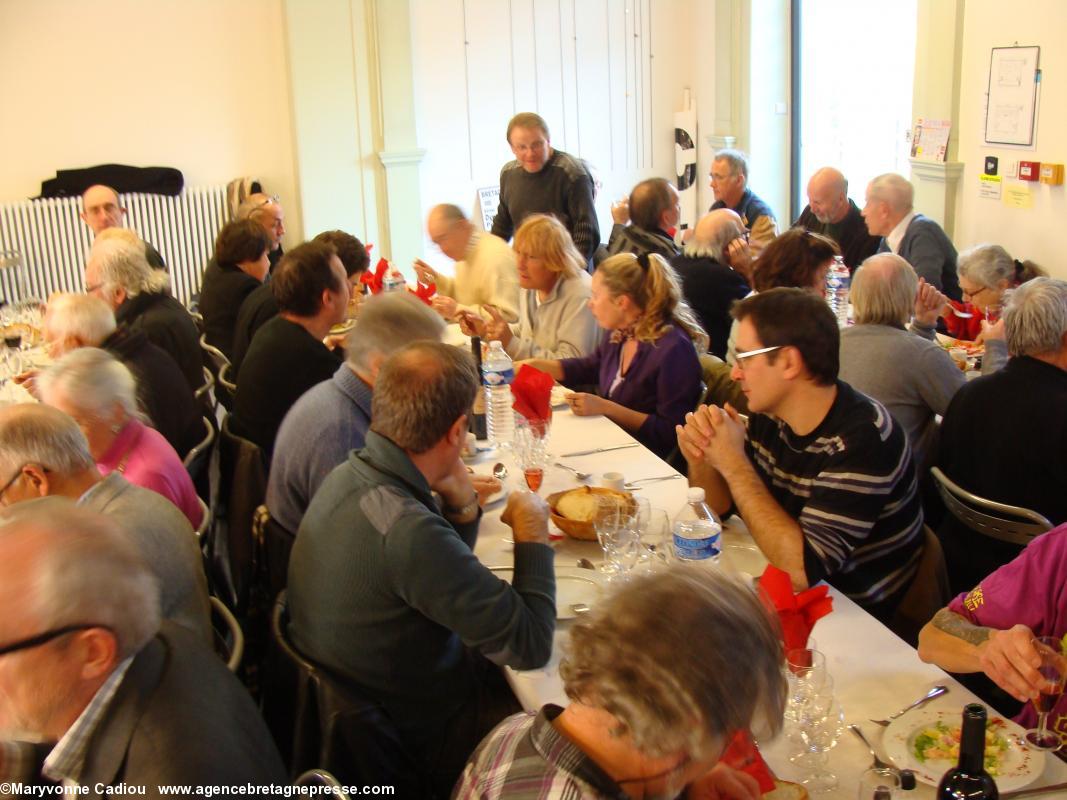 Pendant le repas. AG 2013 de Bretagne Réunie. Pendant le repas. AG 2013 de Bretagne Réunie.
