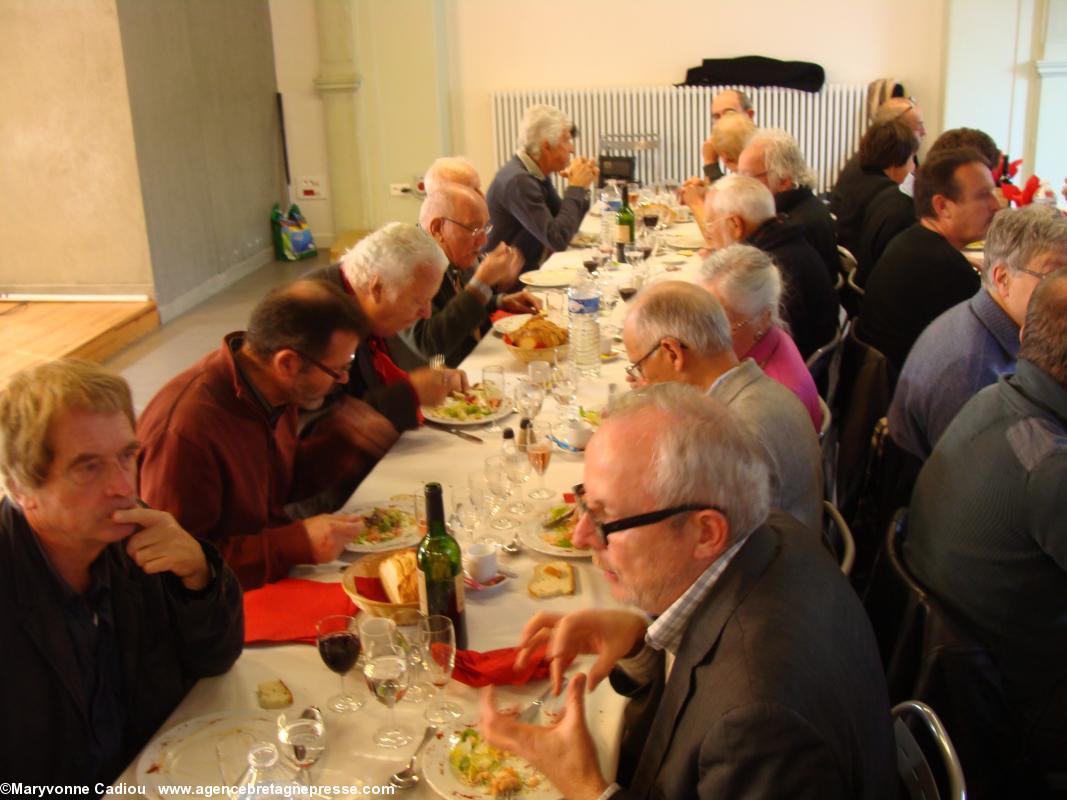 Pendant le repas. AG 2013 de Bretagne Réunie. Pendant le repas. AG 2013 de Bretagne Réunie.