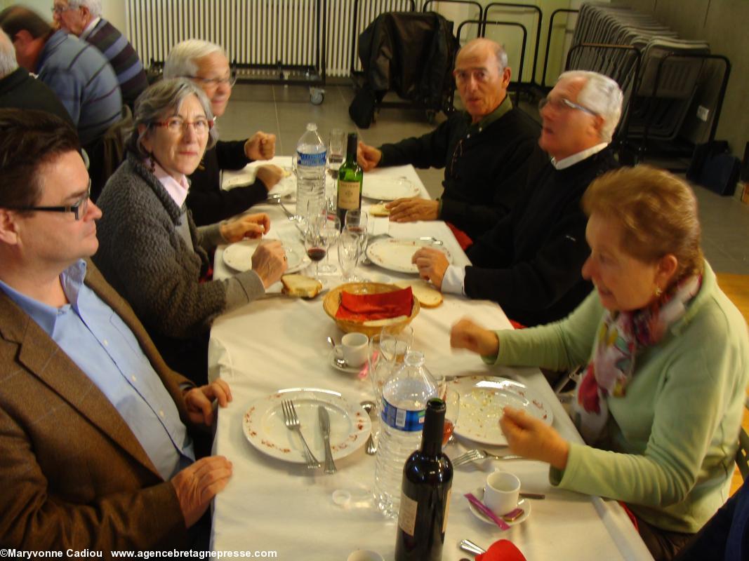 Pendant le repas. AG 2013 de Bretagne Réunie. Pendant le repas. AG 2013 de Bretagne Réunie.