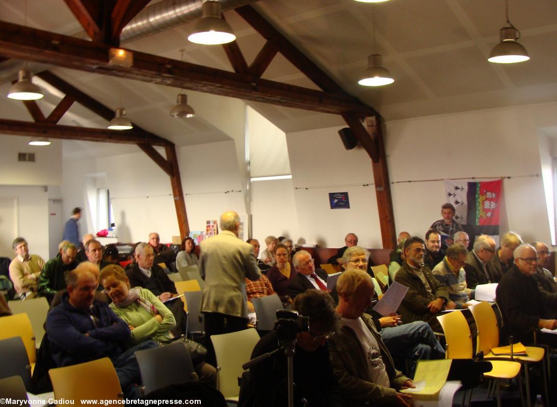 L'assistance avant le début de l'AG pendant que pointages, bulletins de vote et cotisations se règlent au bureau près de l'entrée. AG 2013 de Bretagne Réunie. L'assistance avant le début de l'AG pendant que pointages, bulletins de vote et cotisations se règlent au bureau près de l'entrée. AG 2013 de Bretagne Réunie.