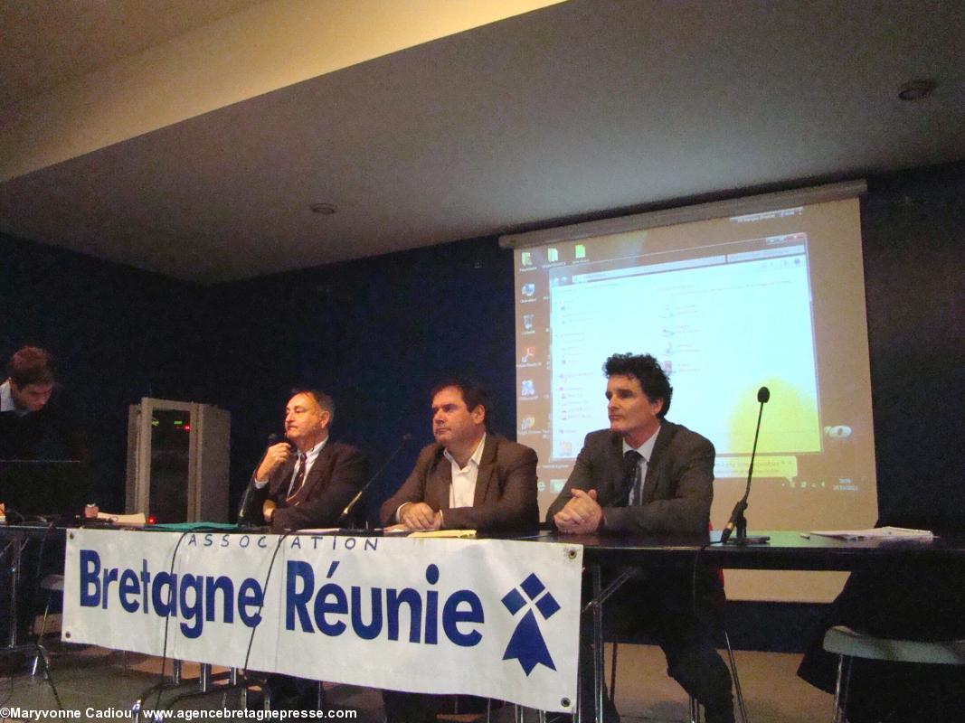 Le député Paul Molac arrive de Ploermel à 18 h et rejoint la réunion. AG 2013 de Bretagne Réunie. Le député Paul Molac arrive de Ploermel à 18 h et rejoint la réunion. AG 2013 de Bretagne Réunie.