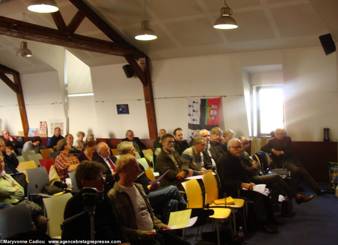 L'assistance avant le début de l'AG. La salle est décorée de drapeaux variés, ici Ville de Nantes. AG 2013 de Bretagne Réunie. L'assistance avant le début de l'AG. La salle est décorée de drapeaux variés, ici Ville de Nantes. AG 2013 de Bretagne Réunie.
