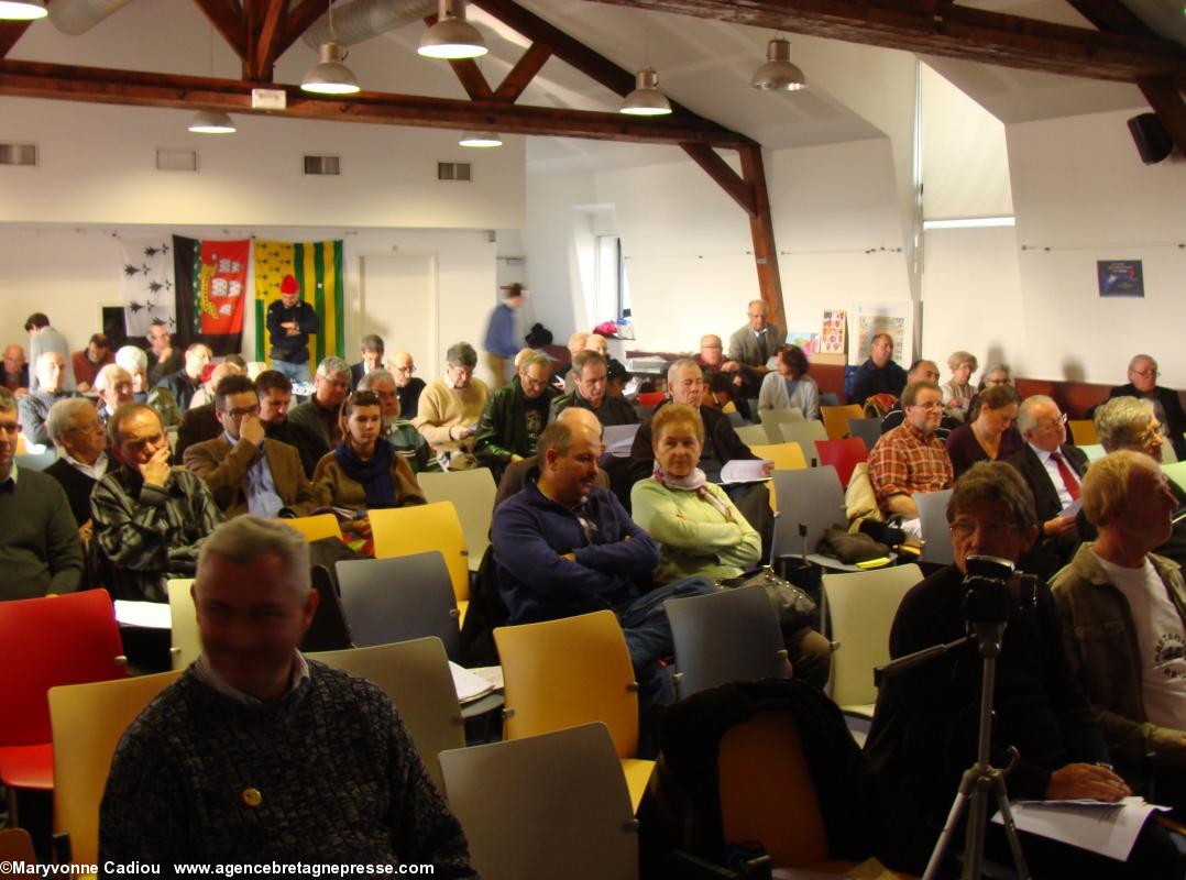 L'assistance avant le début de l'AG. Drapeau du FCNA. AG 2013 de Bretagne Réunie. L'assistance avant le début de l'AG. Drapeau du FCNA. AG 2013 de Bretagne Réunie.