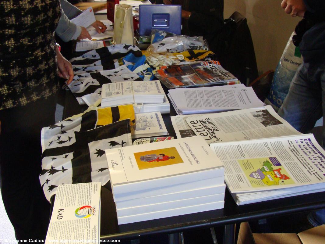 Le stand propose entre autres le livre d'Yvon Ollivier La désunion française. AG 2013 de Bretagne Réunie. Le stand propose entre autres le livre d'Yvon Ollivier La désunion française. AG 2013 de Bretagne Réunie.