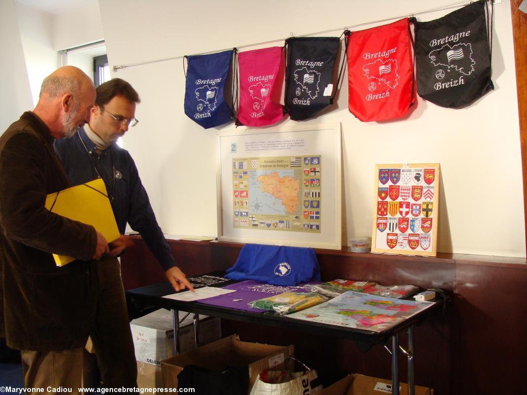 Le stand Kreabreizh de Raphaël Vinet (cl Herbauges) expose ses produits. AG 2013 de Bretagne Réunie. Le stand Kreabreizh de Raphaël Vinet (cl Herbauges) expose ses produits. AG 2013 de Bretagne Réunie.