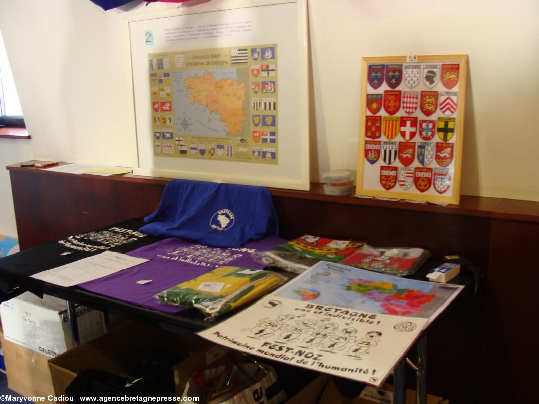 Le stand Kreabreizh : écussons des blasons bretons ou de France, t-shirts, cartes, drapeaux... AG 2013 de Bretagne Réunie. Le stand Kreabreizh : écussons des blasons bretons ou de France, t-shirts, cartes, drapeaux... AG 2013 de Bretagne Réunie.