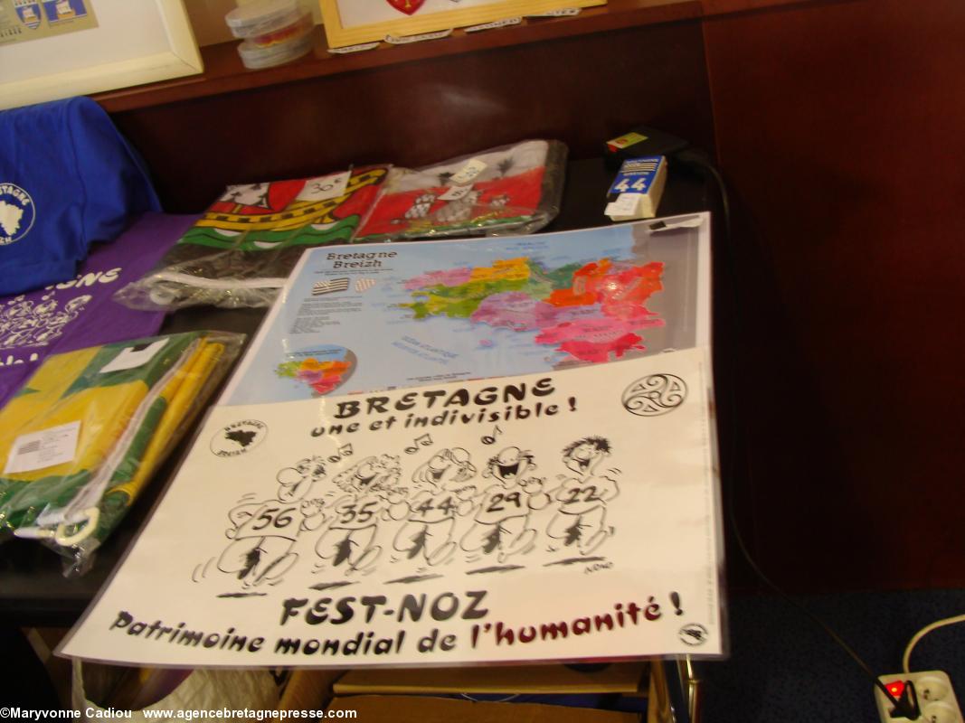 Kreabreizh propose un set de table, une face la carte de Bretagne par Mikaël Bodloré-Penlaez pour Géobreizh, autre face le fameux dessin de Nono. AG 2013 de Bretagne Réunie. Kreabreizh propose un set de table, une face la carte de Bretagne par Mikaël Bodloré-Penlaez pour Géobreizh, autre face le fameux dessin de Nono. AG 2013 de Bretagne Réunie.