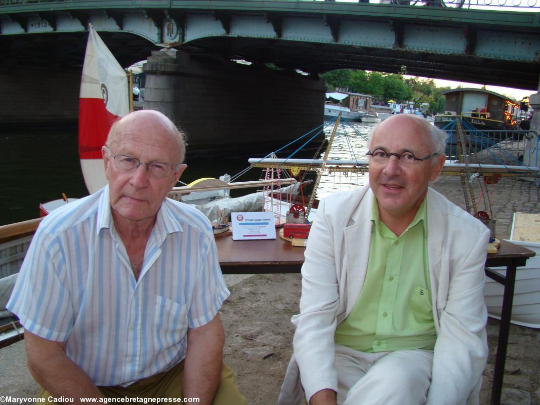 Yves Lainé et Paul Poirier, le 29 septembre 2010 aux Journées de l’Erdre, présentent le projet de pont transbordeur à Nantes.