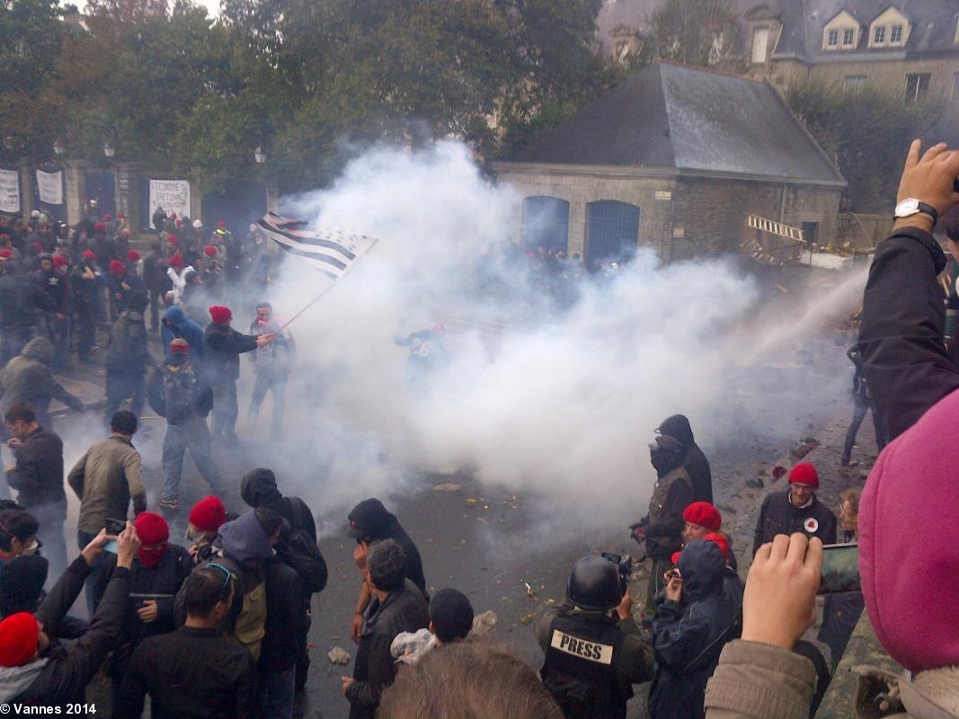 Des Bretons devant un symbole de l'Etat