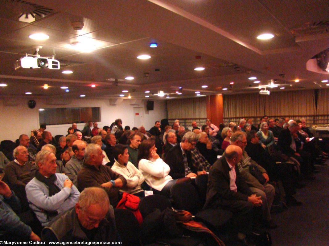 L'assistance encore nombreuse à 20 h asssita aux débats. Un nouveau pôle maritime et fluvial pour Nantes ? L'assistance encore nombreuse à 20 h asssita aux débats. Un nouveau pôle maritime et fluvial pour Nantes ?