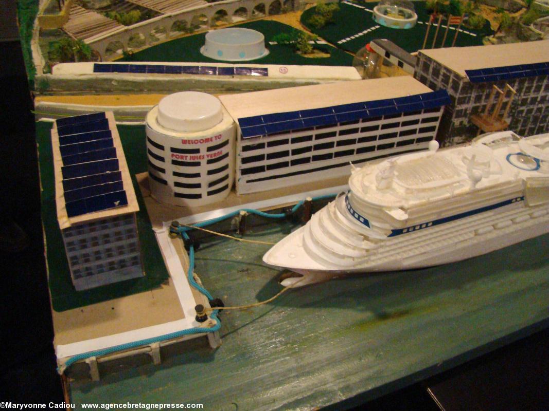 Maquette d'Yves Lainé. Un port en ville pour l'accostage des paquebots ? Un nouveau pôle maritime et fluvial pour Nantes ? Maquette d'Yves Lainé. Un port en ville pour l'accostage des paquebots ? Un nouveau pôle maritime et fluvial pour Nantes ?