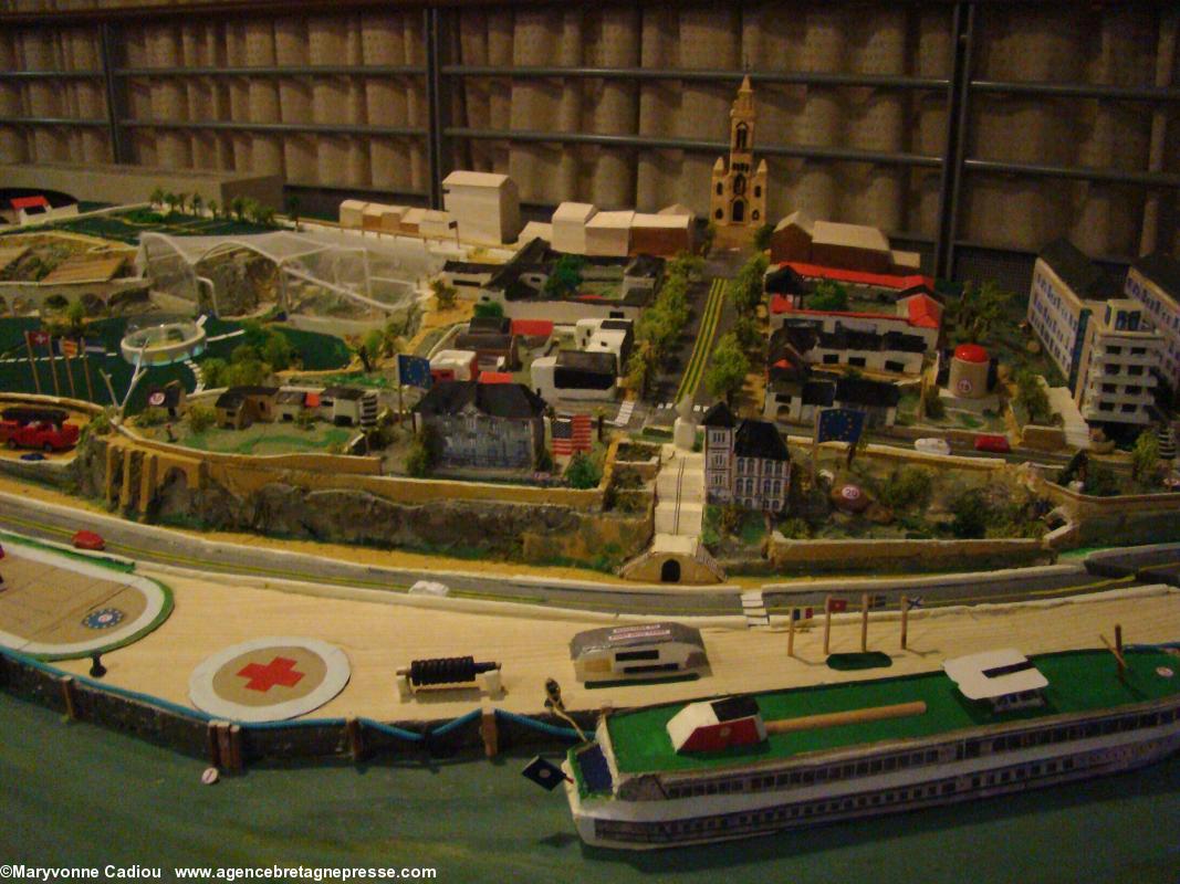 Maquette d'Yves Lainé. Un port en ville pour les bateaux de croisière sur la Loire ? À la verticale de l'église le musée Jules Verne et la statue de Sainte-Anne. Un nouveau pôle maritime et fluvial pour Nantes ? Maquette d'Yves Lainé. Un port en ville pour les bateaux de croisière sur la Loire ? À la verticale de l'église le musée Jules Verne et la statue de Sainte-Anne. Un nouveau pôle maritime et fluvial pour Nantes ?