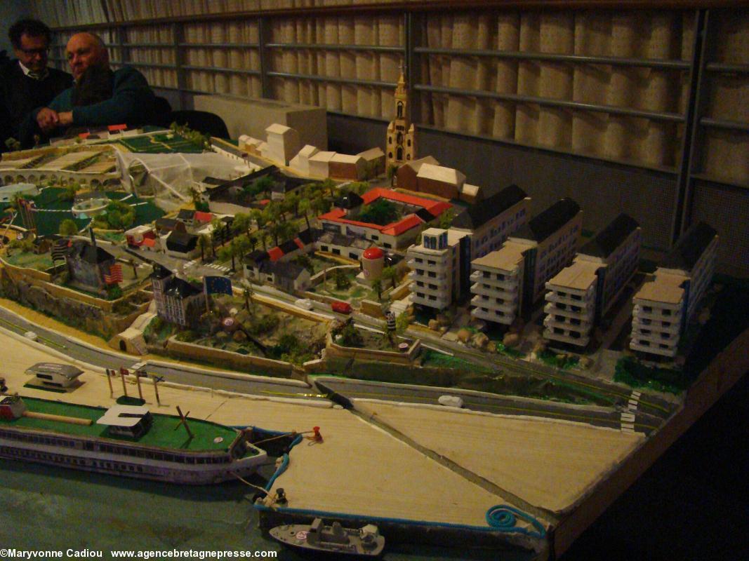 Maquette d'Yves Lainé. En montant du quai Saint-Louis vers Chantenay. Un nouveau pôle maritime et fluvial pour Nantes ? Maquette d'Yves Lainé. En montant du quai Saint-Louis vers Chantenay. Un nouveau pôle maritime et fluvial pour Nantes ?