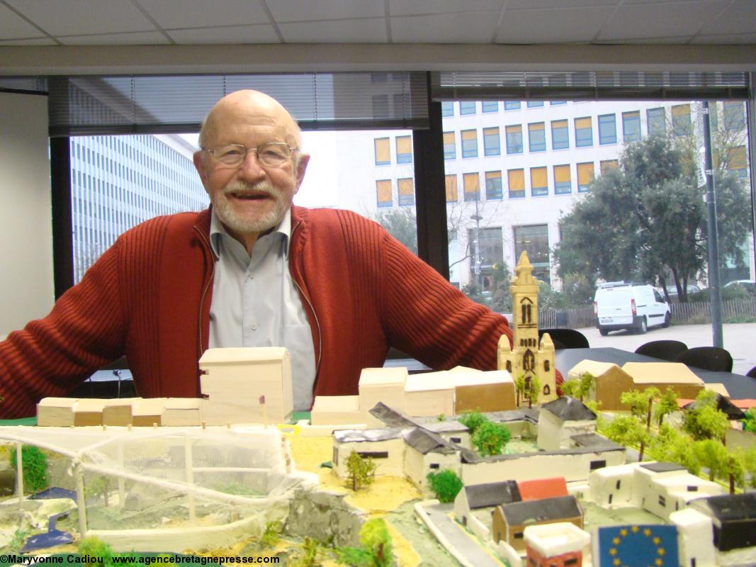 Yves Lainé au CCO pour l'interview video. Devant sa maquette. Un nouveau pôle maritime et fluvial pour Nantes ? Yves Lainé au CCO pour l'interview video. Devant sa maquette. Un nouveau pôle maritime et fluvial pour Nantes ?
