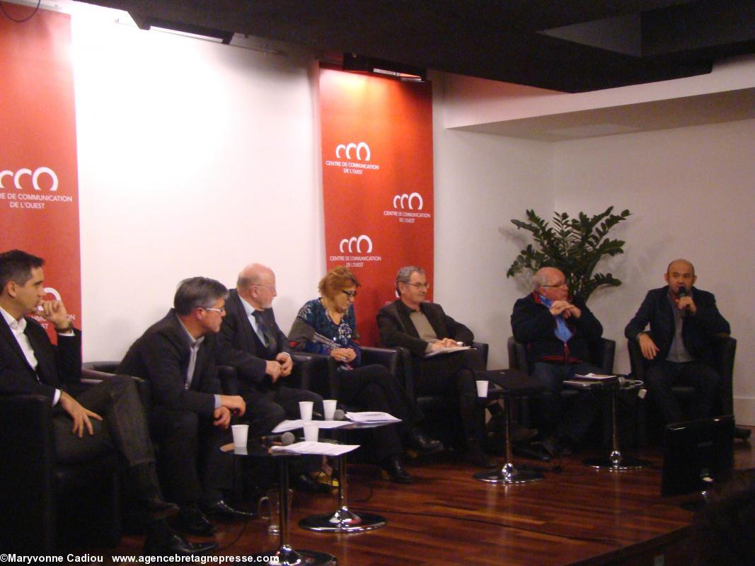 Les intervenants de g. à dr. : Thomas Arnaud, Franck Barraud, Yves Lainé, Régine Vinson, Gérard Maumenée, Alain Grand-Guillot, Julian Stone. Un nouveau pôle maritime et fluvial pour Nantes ? Les intervenants de g. à dr. : Thomas Arnaud, Franck Barraud, Yves Lainé, Régine Vinson, Gérard Maumenée, Alain Grand-Guillot, Julian Stone. Un nouveau pôle maritime et fluvial pour Nantes ?