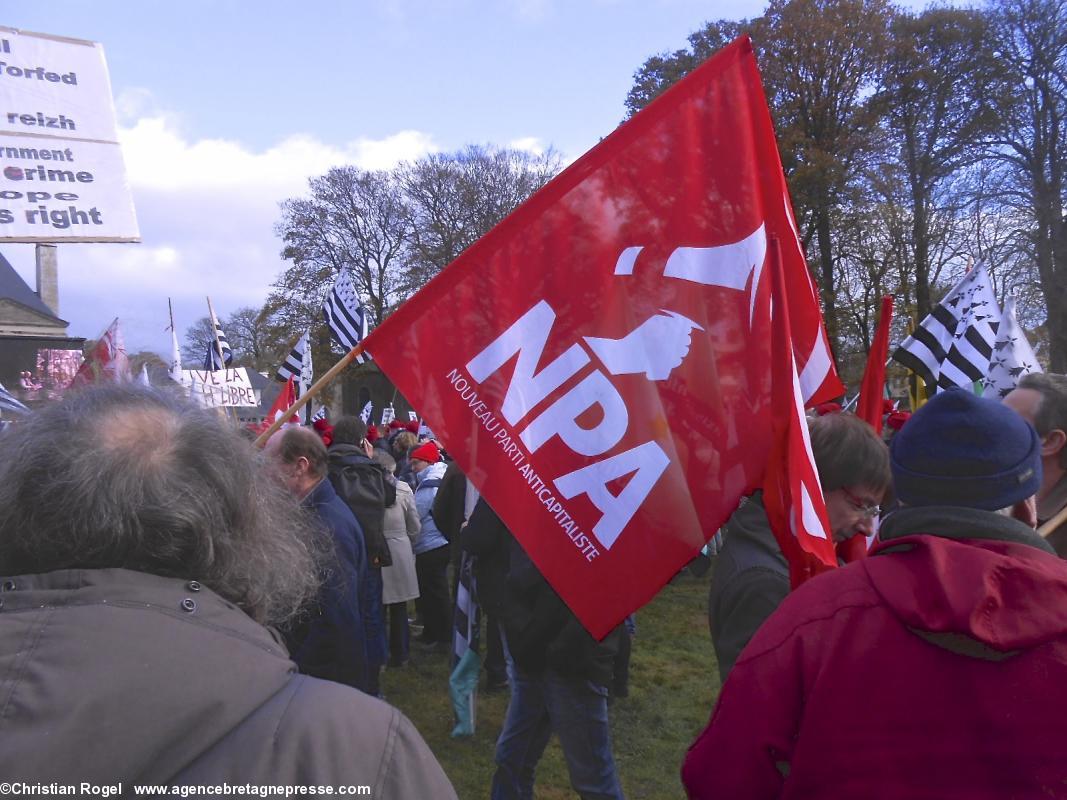 Drapeau du Nouveau Parti anticapitaliste.
 A Carhaix, lors du rassemblement du 30/11/13, de multiples opinions étaient représentées.