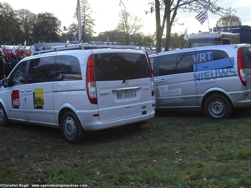 Les médias parisiens et flamands ne racontent pas les mêmes choses, mais ils ont les mêmes véhicules.
Carhaix, 30/11/13.