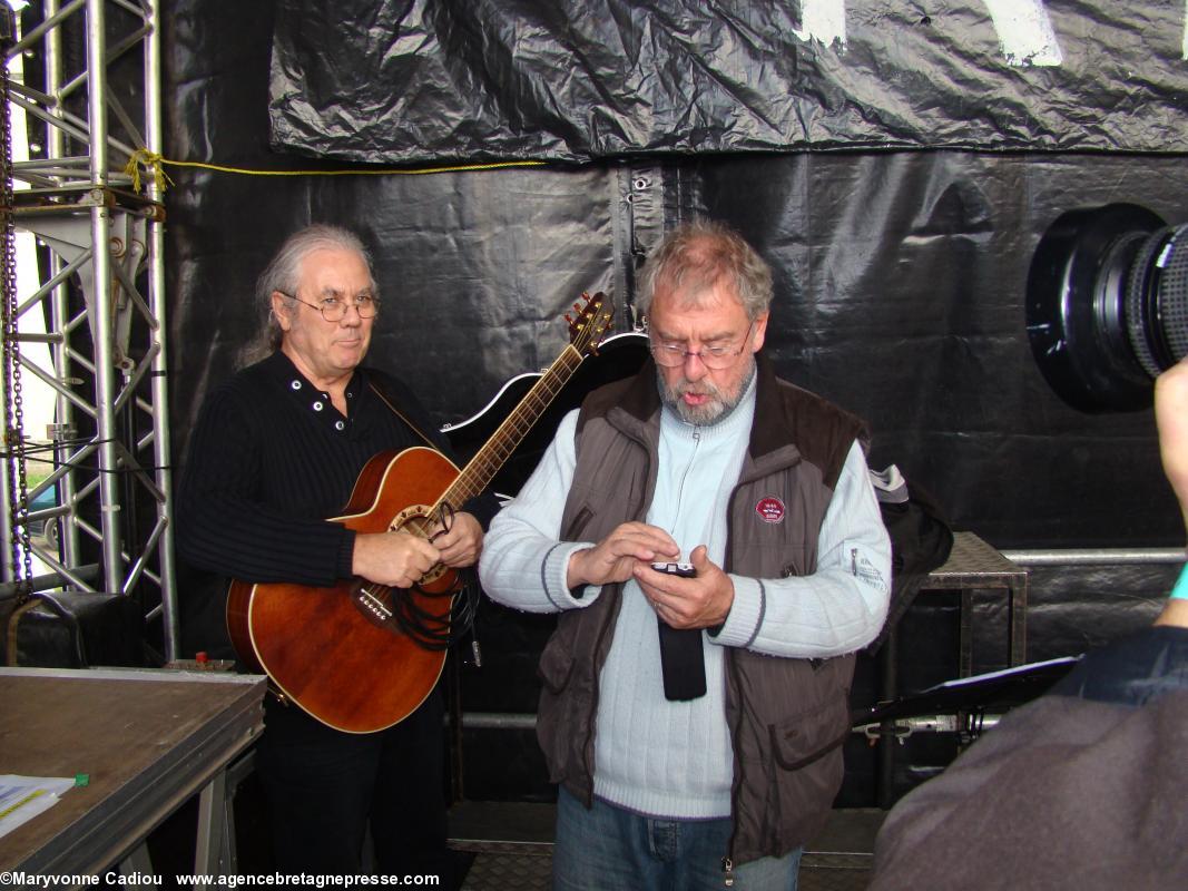En coulisse = dans le fond de la scène, Gilles Servat et son guitariste Patrick Audouin. Bonnets Rouges, Karaez 30 nov. 2013.