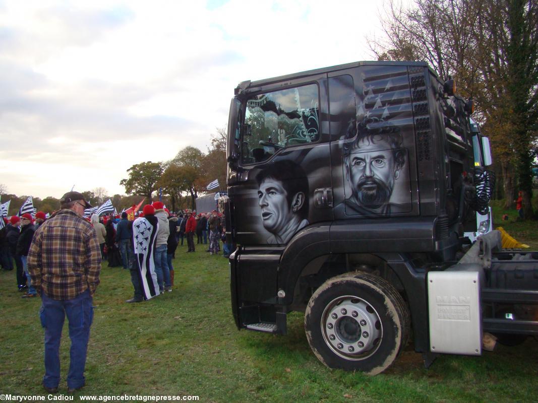 Gilles Servat et Dom Duff en effigie sur un camion. Bonnets Rouges, Karaez 30 nov. 2013.