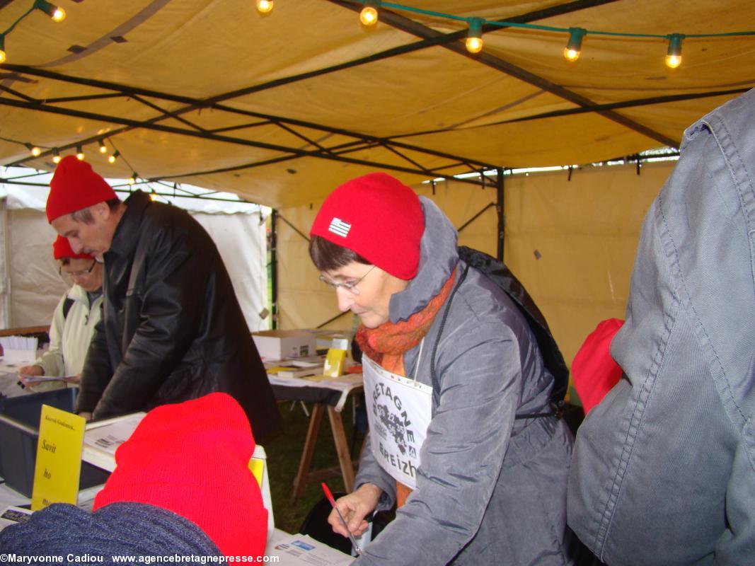 Sur le stand tenu par Thierry Jamet (Le Temps éditeur) et Marie-Thérèse Carrer-Gorny, tous deux fondateurs de l'école Diwan de Pornic en 2012, école en sommeil. Bonnets Rouges, Karaez 30 nov. 2013.