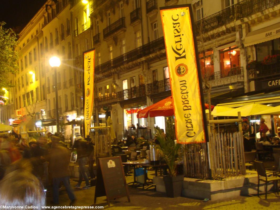 Les fanions jaunes "Cidre breton Kerisac" attirent l'oeil place du Commerce à Nantes (ph. dimanche soir 1er déc.). Les fanions jaunes "Cidre breton Kerisac" attirent l'oeil place du Commerce à Nantes (ph. dimanche soir 1er déc.).