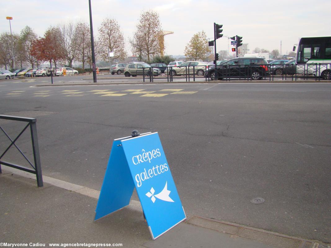 Sur le trottoir, l’hermine. Boutique de vente de crêpes à emporter Krampouezh Naoned rue de l’Hermitage à Nantes. En arrière plan, la grue Titan jaune de l’Île de Nantes. Sur le trottoir, l’hermine. Boutique de vente de crêpes à emporter Krampouezh Naoned rue de l’Hermitage à Nantes. En arrière plan, la grue Titan jaune de l’Île de Nantes.