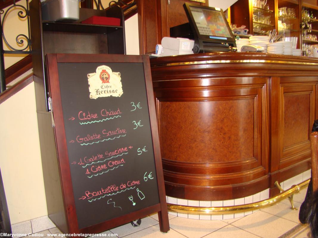 Le panneau qui est en terrasse les jours de crêpes-saucisse-cidre chaud. Le panneau qui est en terrasse les jours de crêpes-saucisse-cidre chaud.