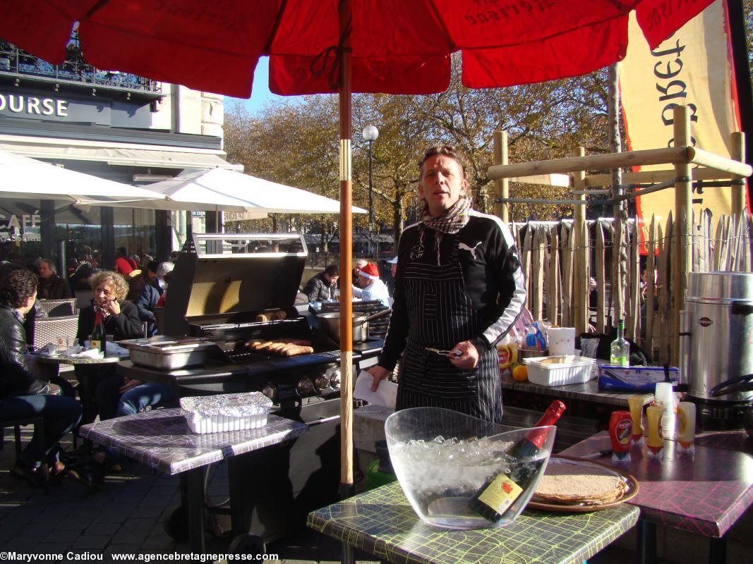M. Charrier en terrasse de La Bourse, place du Commerce à Nantes, dimanche 7 à 13 h. M. Charrier en terrasse de La Bourse, place du Commerce à Nantes, dimanche 7 à 13 h.