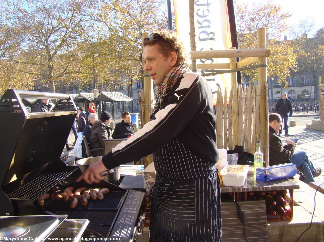 M. Charrier à son barbecue en terrasse de La Bourse, place du Commerce à Nantes, dimanche 7 à 13 h. M. Charrier à son barbecue en terrasse de La Bourse, place du Commerce à Nantes, dimanche 7 à 13 h.