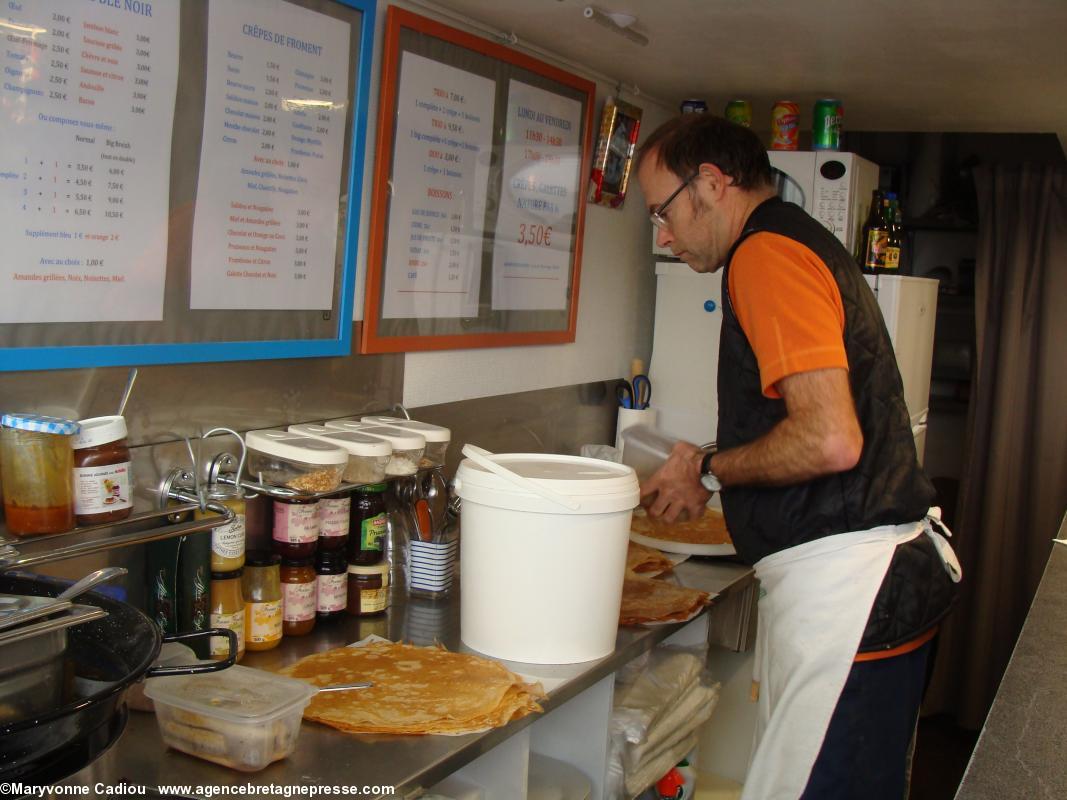 <i>Krampouezh Naoned</i> à Nantes. Bruno Le Borgne en décembre 2013 dans sa boutique. <i>Krampouezh Naoned</i> à Nantes. Bruno Le Borgne en décembre 2013 dans sa boutique.