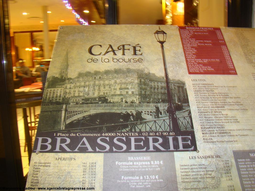 Le café brasserie de La Bourse à Nantes place du Commerce s’affiche en vitrine. Le café brasserie de La Bourse à Nantes place du Commerce s’affiche en vitrine.