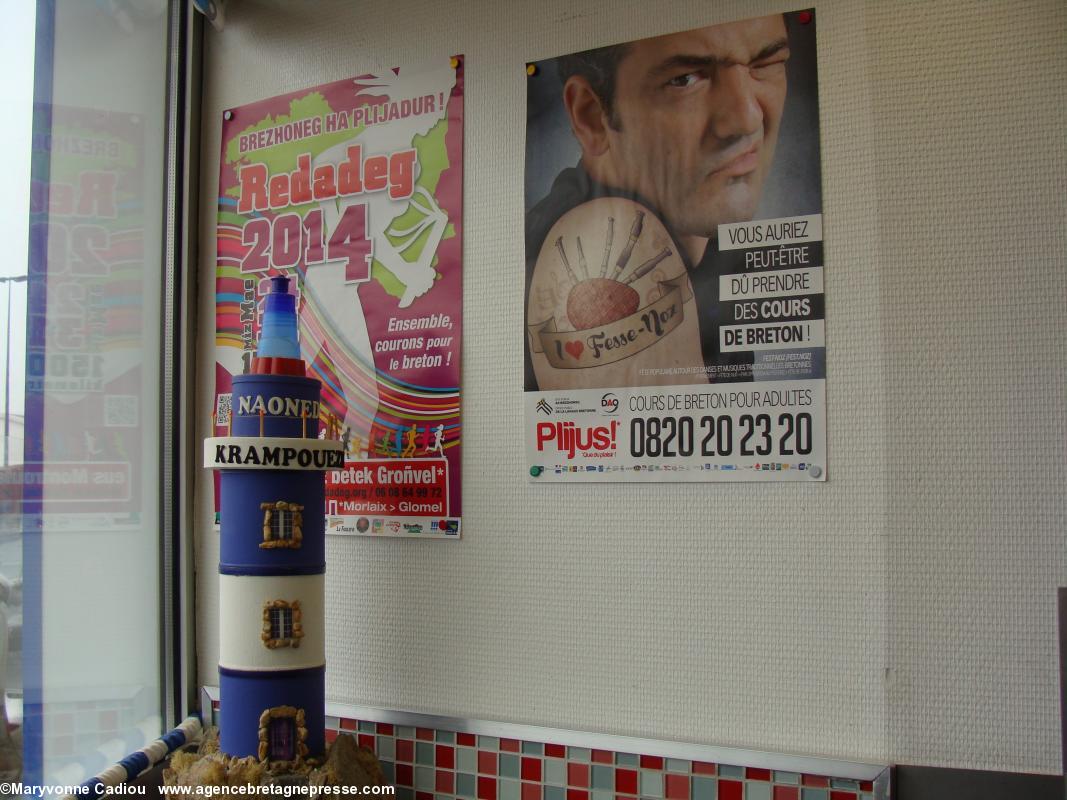<i>Krampouezh Naoned</i> à Nantes. En vitrine un phare à son nom offert par une cliente très satisfaite. Et affiches bretonnes. <i>Krampouezh Naoned</i> à Nantes. En vitrine un phare à son nom offert par une cliente très satisfaite. Et affiches bretonnes.