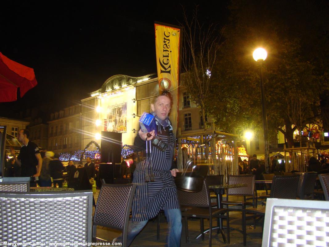 Le préposé aux grillades de saucisses range vers 19 h. (ph. dimanche soir 1er déc.). Le préposé aux grillades de saucisses range vers 19 h. (ph. dimanche soir 1er déc.).