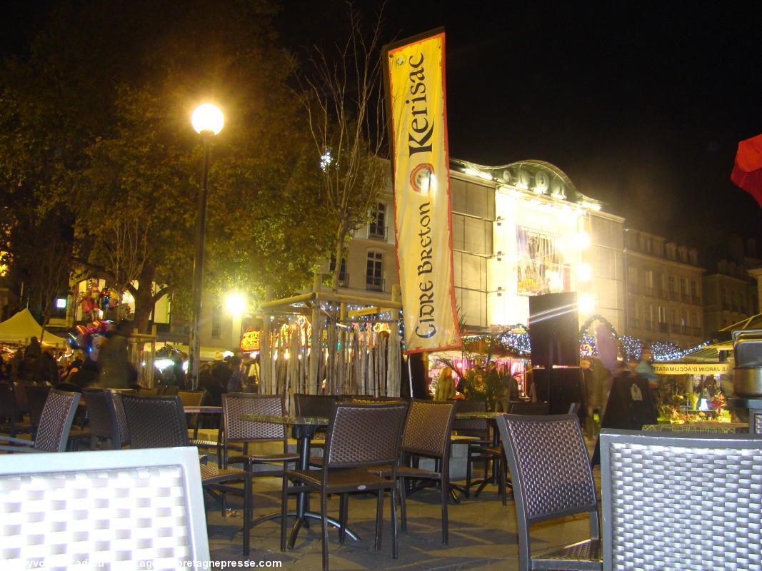 En retournant l’image le fanion est à l’endroit (ph. dimanche soir 1er déc.). En retournant l’image le fanion est à l’endroit (ph. dimanche soir 1er déc.).