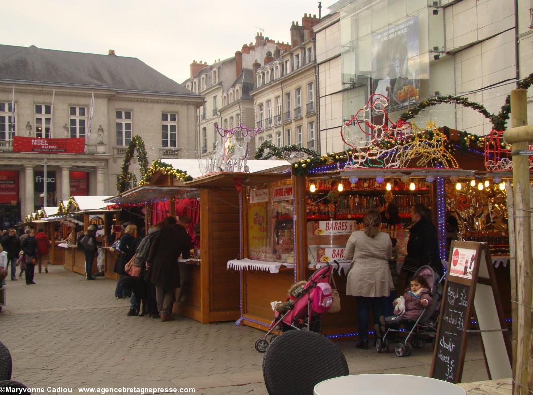 Les chalets de Noël entre fnac et cinéma Gaumont. Les chalets de Noël entre fnac et cinéma Gaumont.