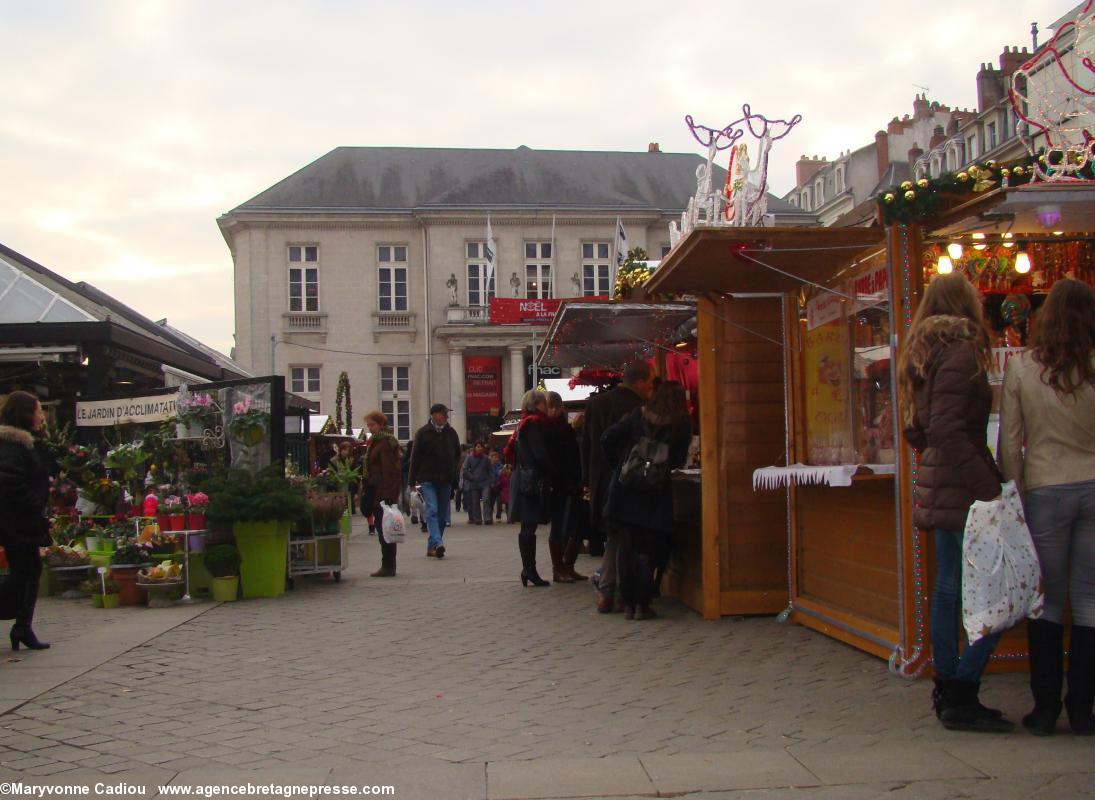 Près du marché aux fleurs permanent. Près du marché aux fleurs permanent.