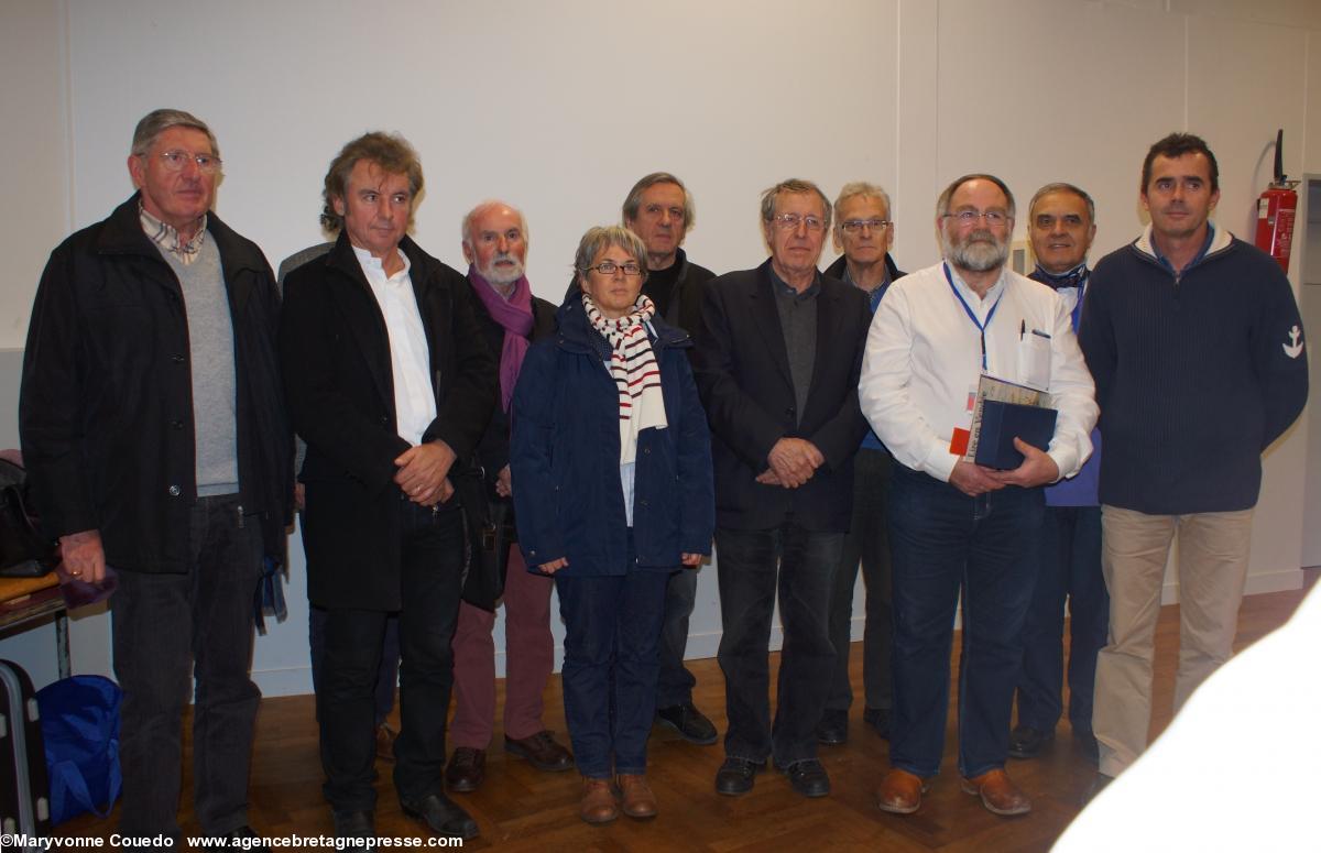 Les lauréats. De g. à dr. Jean-Pierre Boulic, Louis Bertholom, Jean-Jacques Monnier, masqué derrière lui, Michel Demars, Chantal Couliou, Alain Leninèze, Pierre Paliard, Pierrick Chuto, Michel Philippo (qui masque qui ?), Charles Des Cognets, Éric Borgnis-Desbordes. Photo Maryvonne Couedo, membre de l’ICB. Les lauréats. De g. à dr. Jean-Pierre Boulic, Louis Bertholom, Jean-Jacques Monnier, masqué derrière lui, Michel Demars, Chantal Couliou, Alain Leninèze, Pierre Paliard, Pierrick Chuto, Michel Philippo (qui masque qui ?), Charles Des Cognets, Éric Borgnis-Desbordes. Photo Maryvonne Couedo, membre de l’ICB.